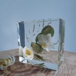 Vierkant blok model Madeliefje  10cmx 10cm x5cm met zelfde bloemen als op de uitvaart