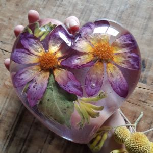 bloemen en crematie as samengevoegd, moderne urn